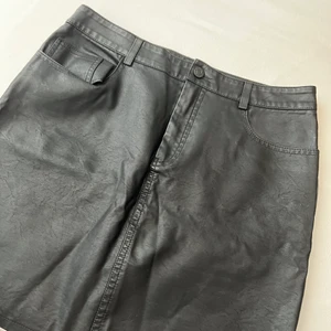 Fejkläder kjol - Kjol från ONLY i fejkläder. Nyskick, oanvänd. 