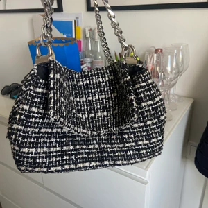 VÄSKA - Supersnygg väska från ginatricot som ej kommer till användning, endast använd fåtal gånger. Väldigt rymlig. Pm för frågor eller för fler bilder💕💕