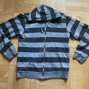 Randig zip up hoodie - Skit snygg randig grå och svart zip up hoodie!!! 