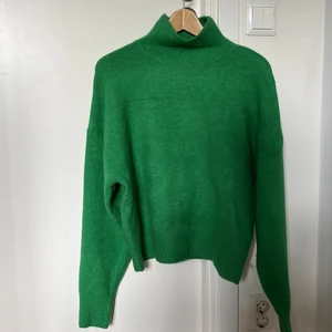 Grön stickad tröja zara - En grön stickad tröja ifrån zara. Sparsamt använt! Storlek S men oversized 
