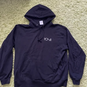 Polar. Hoodie - Säljer min gamla svarta polar skate:co hoodie i storlek M skick 9,5/10 helt perfekt skick ser oanvänd ut har bara tvättat 5 gånger