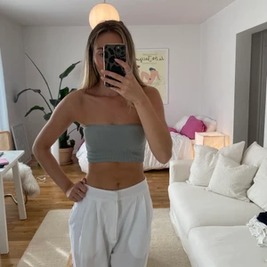 Chiquelle topp - Bandeau topp i färgen Sage Green från Chiquelle. Väldigt mjukt material. Storlek: xs/s. ✨