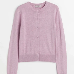 lila kofta  - Super söt kofta i en ljus lila färg från H&M 💜 Perfekt nu till hösten 🧚🏻‍♂️ Kan mötas upp i Örebro eller frakta (köparen står för fraktkostnaden) 📦 