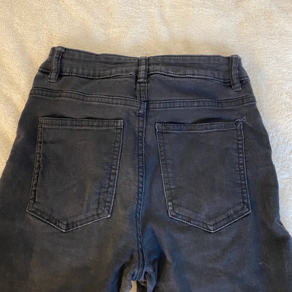 Ett jätte fint par svarta jeans från Cubus och är lite slitna( i modell) nere vid fötterna, storlek S.💕. Jeans & Byxor.