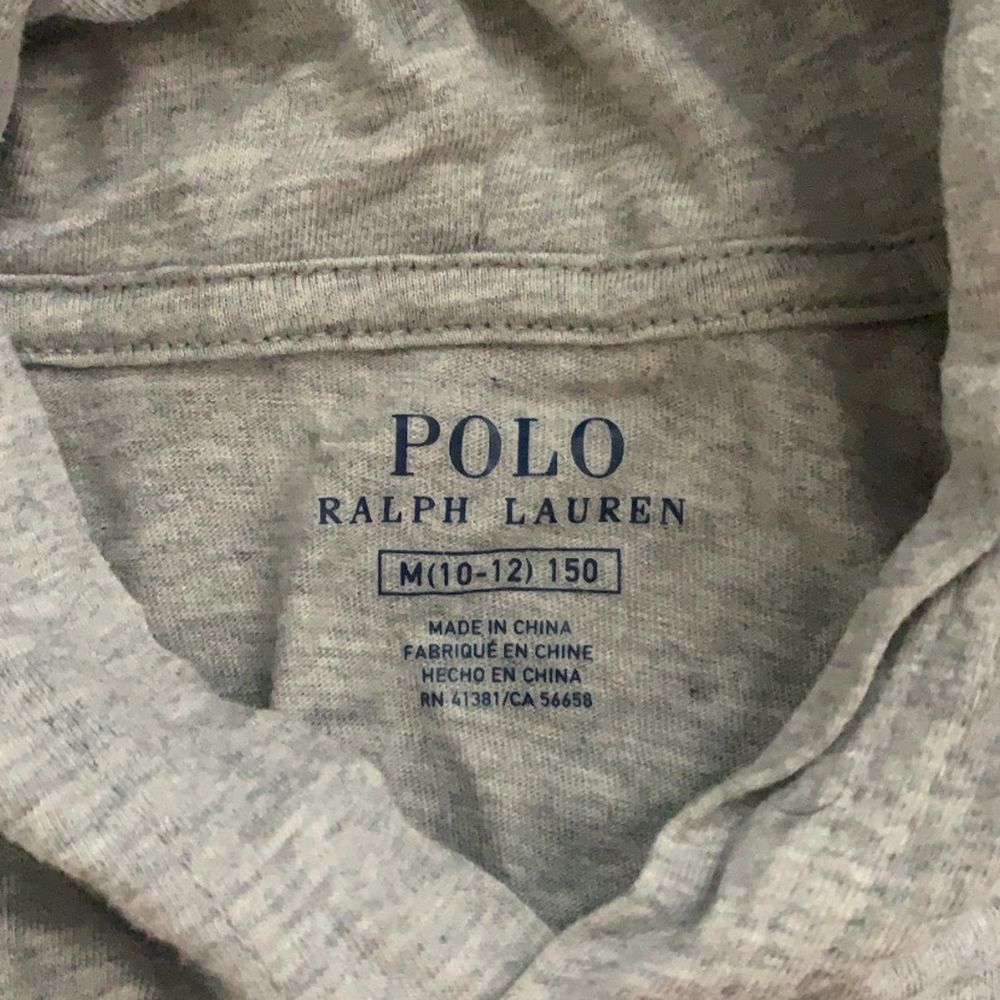 Snygg Polo Raulph Lauren tröja i jättebra skick dvs nästan aldrig använd. Storlek xs skulle jag nog säga. Köparen står för frakten🤍. Tröjor & Koftor.
