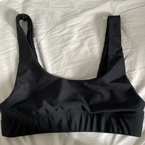 Bikini - Säljer denna bikinitopp från Nelly. Den är för liten för mig, storlek s men mer som xs. Fint skick då jag använt den ca 3 gånger. Har klippt bort lappen bak då den kliade ☺️