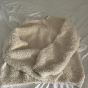Tjocktröja  - Säljer den är sjukt snygga och mysiga tjocktröjan för att den är för liten💖