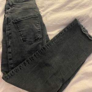 Svarta jeans från lager 157 i modellen LANE. Storlek står ej men skulle gissa på en liten xs. Säljer då dom är för korta i benen. 