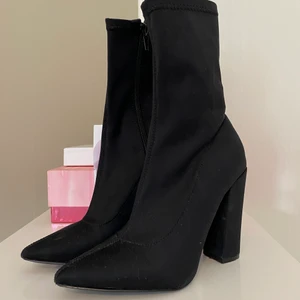 Nelly skor - Klackar från Nelly i storlek 36. Använda en gång