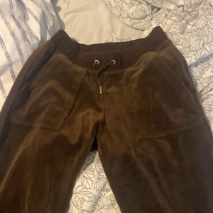 Juciy byxor brun - Säljer nu mina juciy byxor i brun eftersom att dem är för små för mig kan även gixa leverans skriv privat om ni är intresserade 