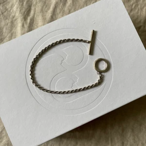 All Blues armband storlek M - Hej  Säljer ett All Blues armband i storlek M.  Kommer med box, tyvärr inget kvitto.  Inköpt på NK i Stockholm 