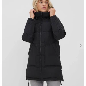 Vinterjacka  - Säljer denna populära vinterkappan ifrån vero moda. Tog slut fort och gick ej att hitta förra vintern, nypris 1300. Endast använd ett par gånger, skriv vid frågor☺️ OBS tryck ej köp direkt