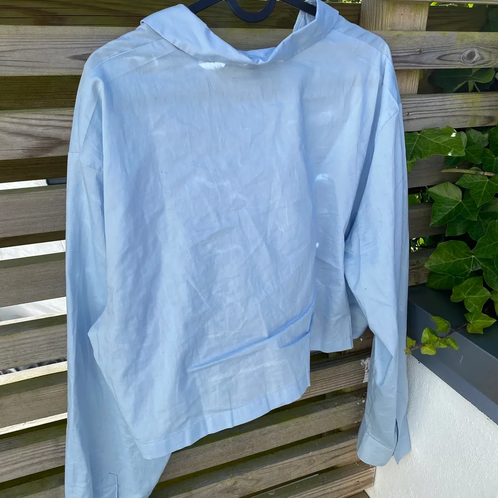 Fin blå lite kortare skjorta i storlek M ifrån H&M. Inte använd jätte mycket så fint skick utan fläckar. Den tvättas innan den skickas . Skjortor.