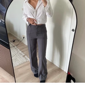 Kostymbyxor  - Säljer dessa snygga kostymbyxor från madlady! Stl S L30🤘🏼 