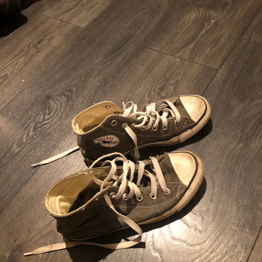 Gråa converse, lite smutsiga men går att tvätta bort. Skor.