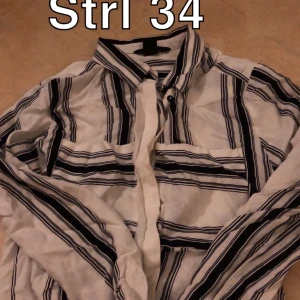 Skjorta  - En fin vit svart blus, en magg blus typ. Aldrig använd. 