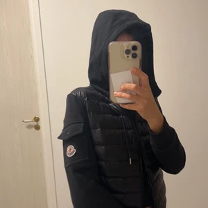 Moncler jacka/korta - Nästan som ny använd några ggr storlek xs Köpt för 8000