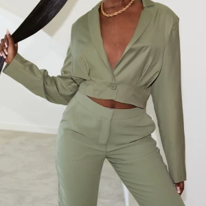 Kavaj - Oanvänd kavaj i lite kortare modell