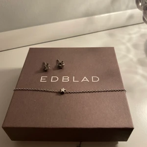 Edblad smycken - Ett halsband och ett par örhängen med stjärnor på från Edblad🤩 (de är i nytt skick) Säljer för 125+ 49kr frakt💕