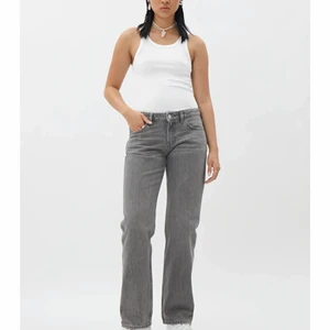 Arrow low straight jeans - Säljer mina helt oanvända lågmidjade arrow jeans ifrån weekday i comet grey vid intresse, så meddela om du är intressant, storlek 28/36 som är slutsålda på hemsidan  Direktpris: 600kr