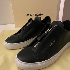 Axel arigato Clean 90 zip - Säljer nu min Axel arigato skor för dom passar inte mig i storlek längre. Köpte dom för ungefär ett år sedan och sen dess har dom inte varit till någon användning. Om ni har några andra frågor så är det bara att meddela mig:)