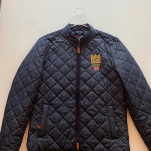 Morris Jacka - Tjena Tjena! Säljer just nu min Morris Jacka som jag användt maximalt 5 gånger! Jackan är super bekväm och ser bra ut! Den är i nyskick och har inget slitage osv. 