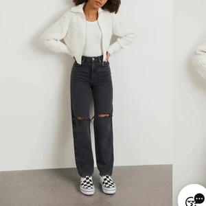 Gina Young straight 90s jeans - Säljer mina nästintill nya jeans från gina Young i storlek 152 med snygga slitningar på knäna, jag är en xxs-xs och 1,56m lång vilket gjorde demhär byxorna perfekt i längd och midja. Säljs för 299 exklusive frakt alltså 368 sammanlagt . NYPRIS: 399KR❤️