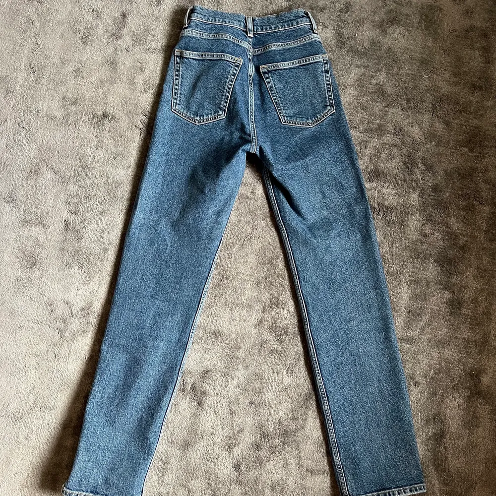 Mörkblå jeans från & other stories💗jeansen är i storlek 24 och har en medelhög midja💗. Jeans & Byxor.