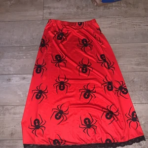 Kjol m spindlar på - Kjol ifrån shein, aldrig använd. Tyget är stretchigt men om man strechar det för mkt ser man igenom. Skriv i dm om du har frågor❤️