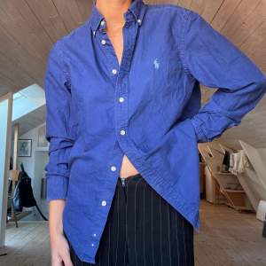 Fin blå skjorta från Ralph Lauren. Passar XS (jag är XS/156cm som referens).  