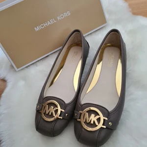 Michael Kors  - Äkta Michael Kors ballerina. Den är helt ny. Nypris 1 199 kr. Skriv för mer info.