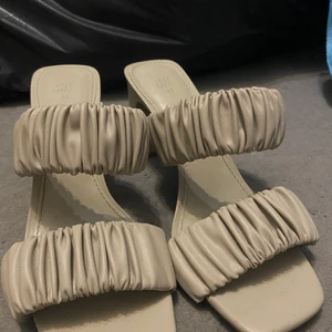 Klackskor HM  - Klackskor Hm. Använd ett få tal gånger, bra skick. Väldigt bekväma och går att dansa i länge. 