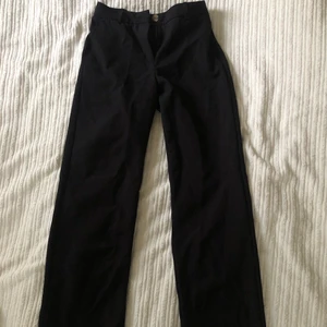 Svarta kostymbyxor  - Svarta kostymbyxor från Only. I Strlk S 32. Sitter fint på, väl använda men i väldigt gott skick.