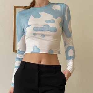 Weekday tröja - Denna tröjanfrån weekday! Flyttar uutomlands snart och kommer enbart ha tid att posta fram tills 8/9 så passa på!! 💘 TRYCK INTE PÅ KÖP DIREKT!