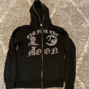 Aim for the moon full zip hoodie - Hoodien är i nyskick och har bara använts ett fåtal gånger. Nypris 800 kr. Inga fläckar eller andra skador på tröjan. Betalning sker via Swish och köparen betalar eventuell frakt.