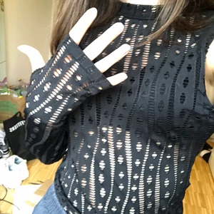 Tröja med hål - Svart tröja med hål. Har även hål för tummarna så ärmarna blir lite som handskar. Skriv för fler bilder eller om du har frågor. Köparen står för frakt. Kan även mötas i Stockholm 