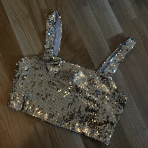 Glittrig topp - Glitter topp från Nelly, endast använd 1 gång så i nyskick 🌱