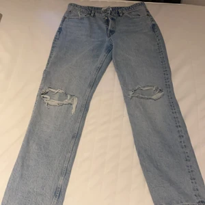 Zara jeans - Ett par zara jeans, mid rise. Oanvända av mig men tidigare köpta på Plick. Tyckte inte om hålen i knäna så därför jag säljer dem. Nypris 359kr. I bra skick enligt mig. Storlek 42