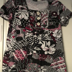 Isolde tröja  - Denna tröja är från märket Isolde och är i storlek Medium. Helt perfekt tröja till jeans eller kjol! 