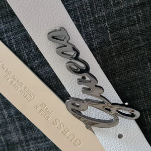 Guess bälte - Vit bälte med svart spänn. Storlek M (95). Fint skick.