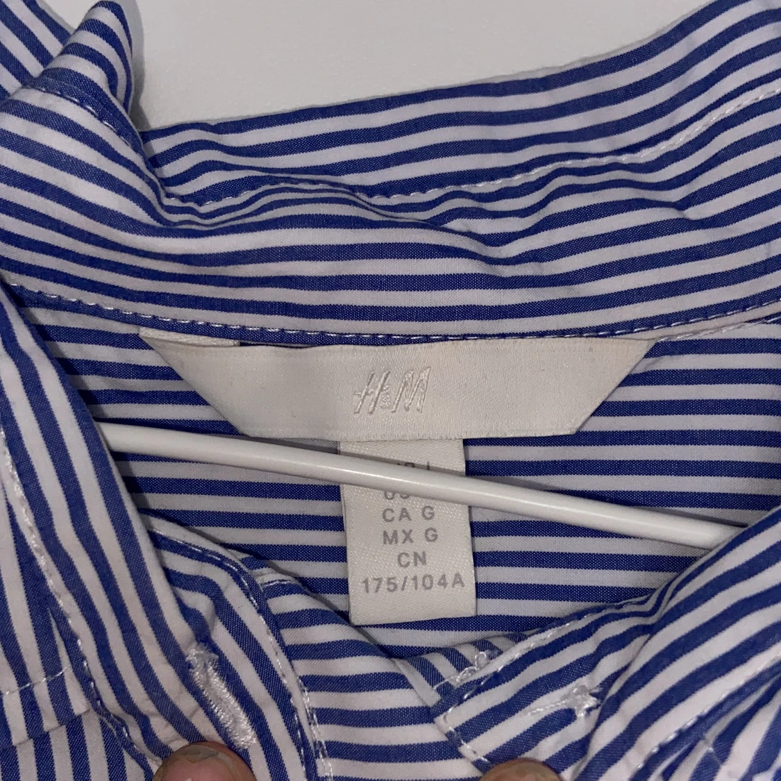Blå och vit randig skjorta från hm - 91