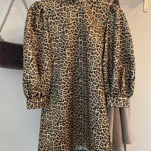 Cool leopardmönstrad klänning med puffärmar från Zara i storlek S. Rak i formen men lite 80-tals vibe på ärmarna. Mycket gott skick! 🐆💛