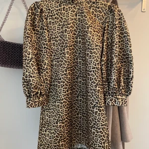 Leopardmönstrad klänning strl S - Cool leopardmönstrad klänning med puffärmar från Zara i storlek S. Rak i formen men lite 80-tals vibe på ärmarna. Mycket gott skick! 🐆💛