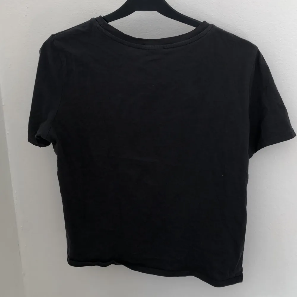 Hm tshirt, lite mörkgrå med ett tryck på framtill . T-shirts.