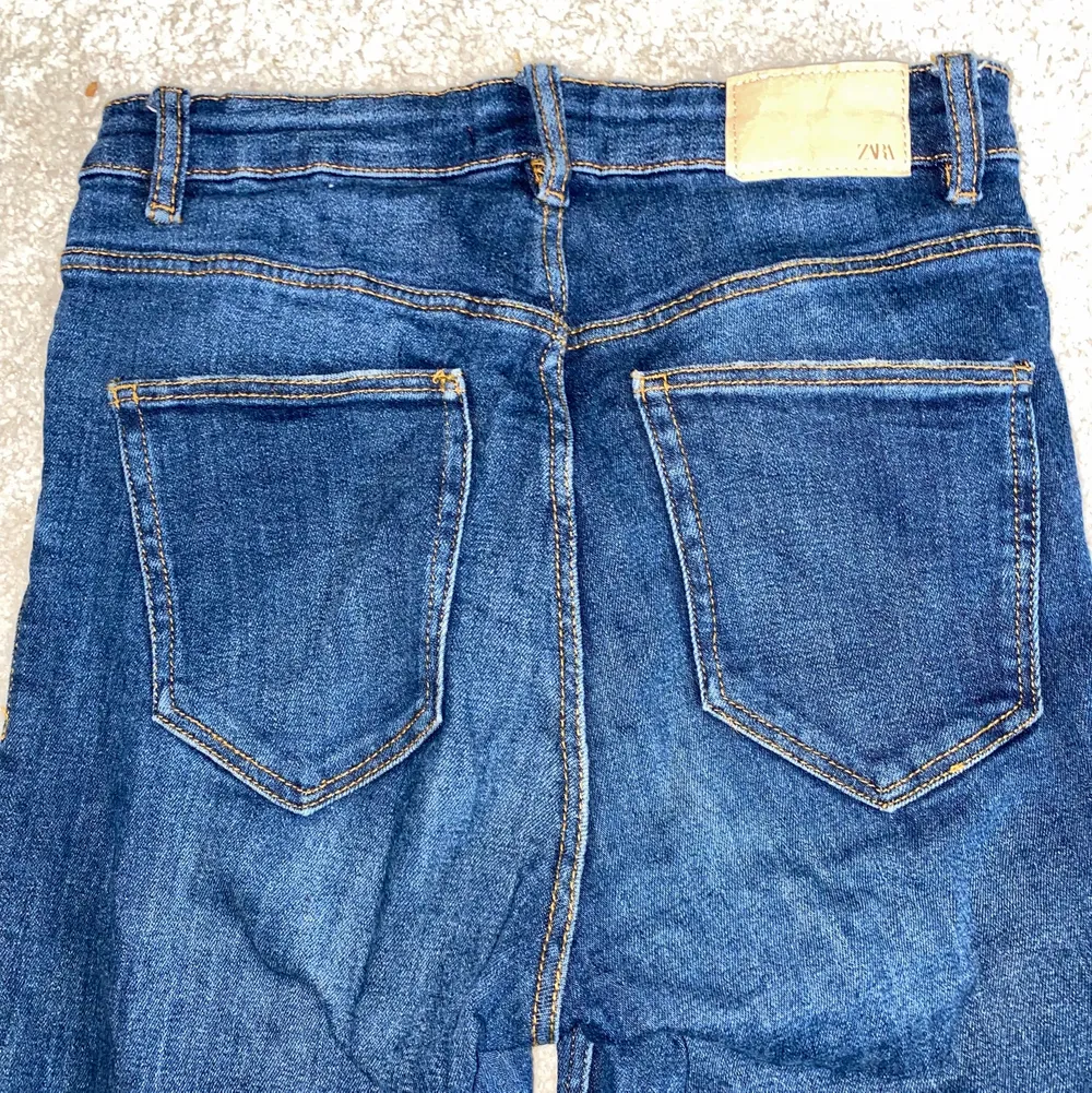 Ett par skinny jeans från Zara, högmidjade och supersköna! Sitter bra och är stretchiga. Jeansen har fickor både fram och bak och är i en mörkblå tvätt. Jeansen är i bra skick! 💙. Jeans & Byxor.