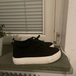 Skor - Säljer dessa tygskorna som jag köpt från Zalando, använt minst två gånger för att de är för små. Det är från märket Dorothy perking. Köpte de för ungefär 350 kr.