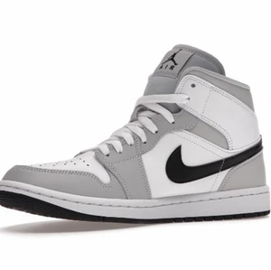 Jordan 1 Mid - Light smokey grey (W). 100% Authentic. Köpte ifrån StockX, storlek US 8 (motsvarar en 39 i damstorlek). Helt oanvända, råkade beställa hem fel storlek. Äkta! Kvitto och allt finns!