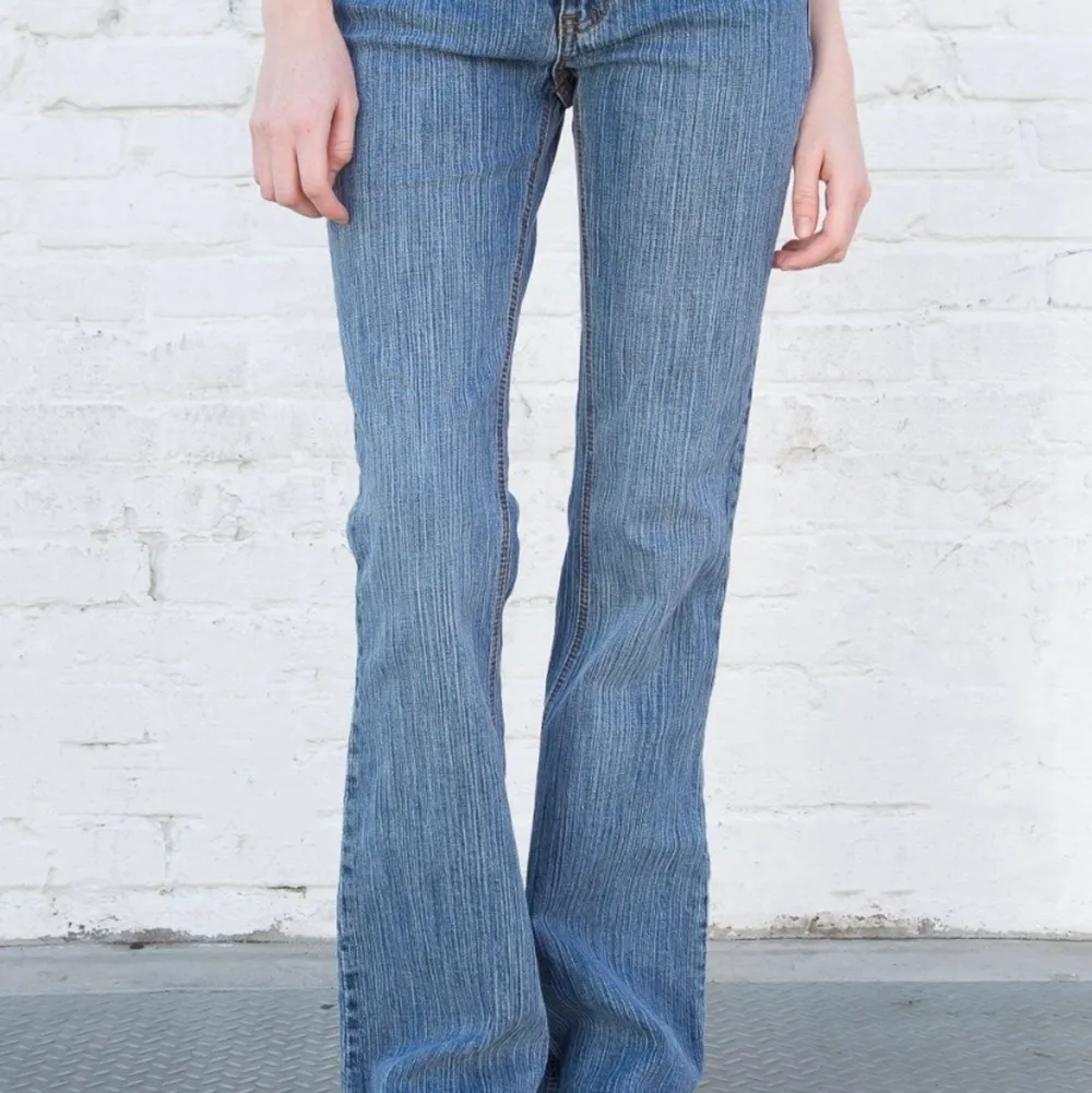 Lågmidjade jeans från brandy Melville. Svin snygga dock var dom lite för stora för mig i midjan. Perfekt längd för folk runt 160-165. Sista bilden är lånad❤️ köparen står för frakt. Skriv privat för fler frågor❤️. Jeans & Byxor.
