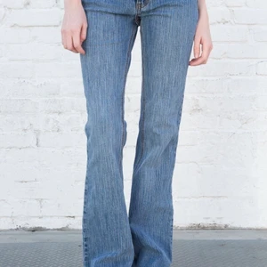 Lågmidjade jeans - Lågmidjade jeans från brandy Melville. Svin snygga dock var dom lite för stora för mig i midjan. Perfekt längd för folk runt 160-165. Sista bilden är lånad❤️ köparen står för frakt. Skriv privat för fler frågor❤️