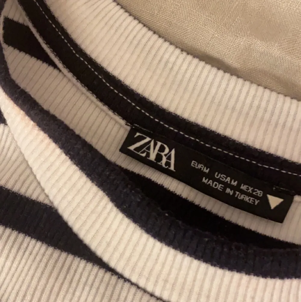 Jag tänkte sälja min Zara t-shirt. Använd få gånger och är som i ny skick. Köpte den för 200 men kommer sälja för 100💗 köparen står för frakten. Pris kan diskuteras i dm.. T-shirts.
